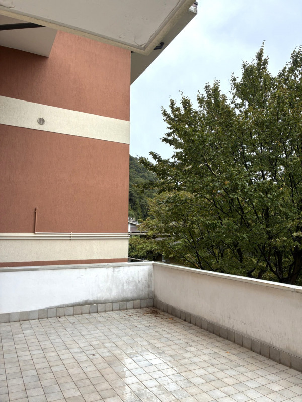 Scoprite questo affascinante appartamento trilocale situato nel cuore di Vittorio Veneto Loc. Vil...