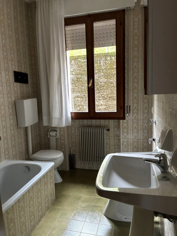 Scoprite questo affascinante appartamento trilocale situato nel cuore di Vittorio Veneto Loc. Vil...