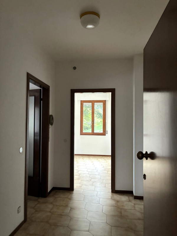 Scoprite questo affascinante appartamento trilocale situato nel cuore di Vittorio Veneto Loc. Vil...