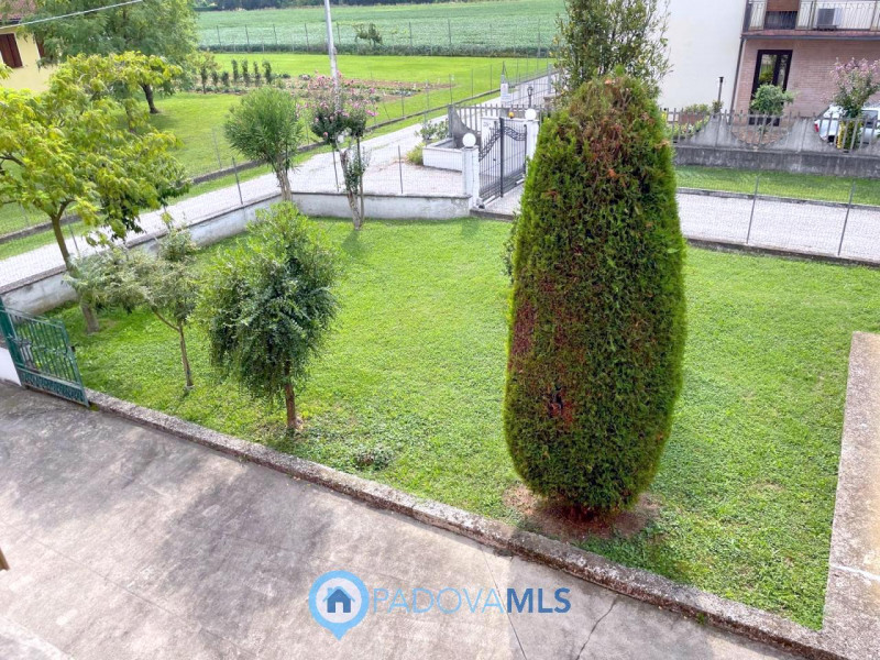 Immobile in esclusiva al Gruppo Padova MLS

Ti proponiamo un'accattivante porzione di bifamiliare...