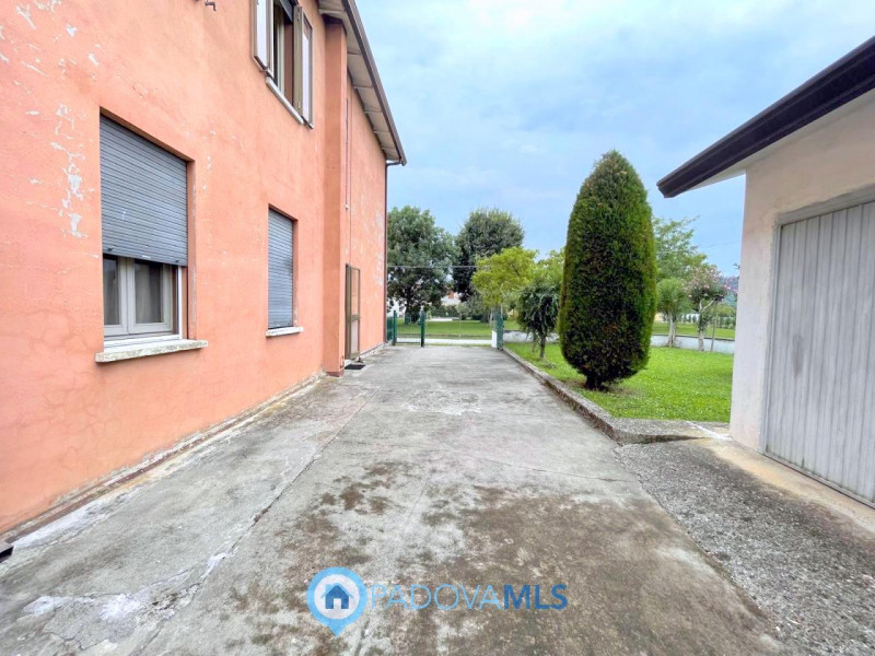 Immobile in esclusiva al Gruppo Padova MLS

Ti proponiamo un'accattivante porzione di bifamiliare...