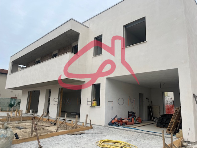 Limena (Centro): in zona centrale, porzione di bifamiliare.
Piano Terra: ingresso, ampio soggiorn...