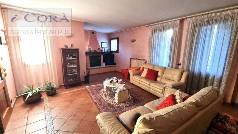 Feriole Selvazzano Dentro, Proponiamo casa singola con ampi spazi abitativi ideali per una famigl...