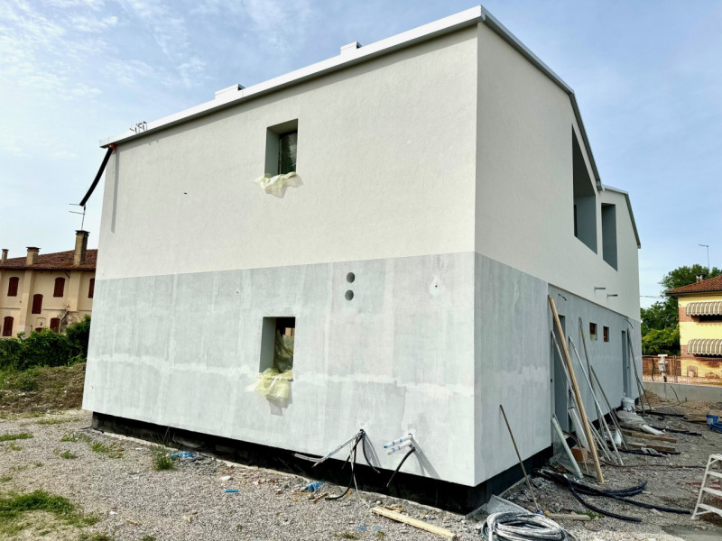 In posizione centrale a Cessalto (TV) proponiamo bifamiliare di nuova costruzione con consegna en...