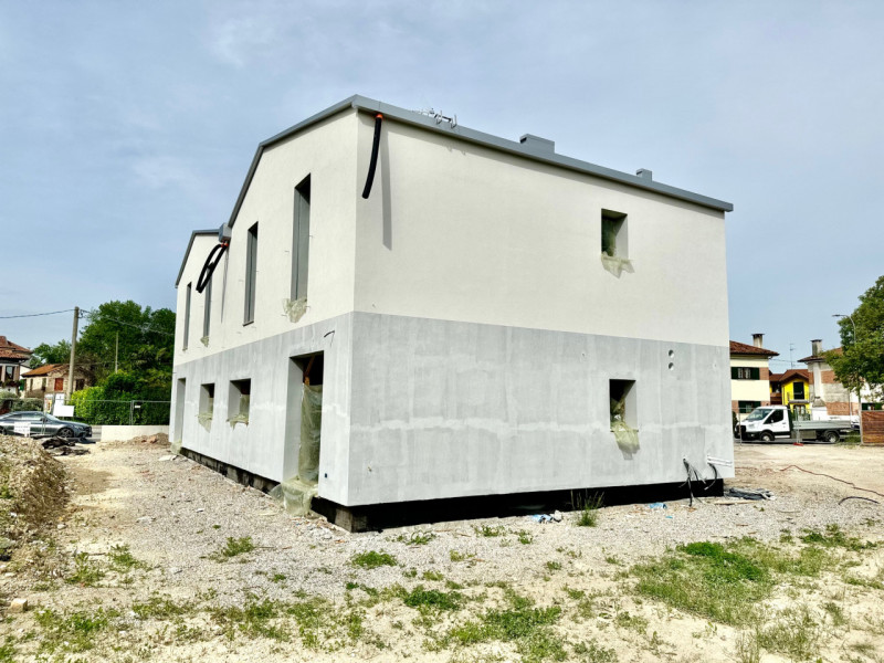 In posizione centrale a Cessalto (TV) proponiamo bifamiliare di nuova costruzione con consegna en...