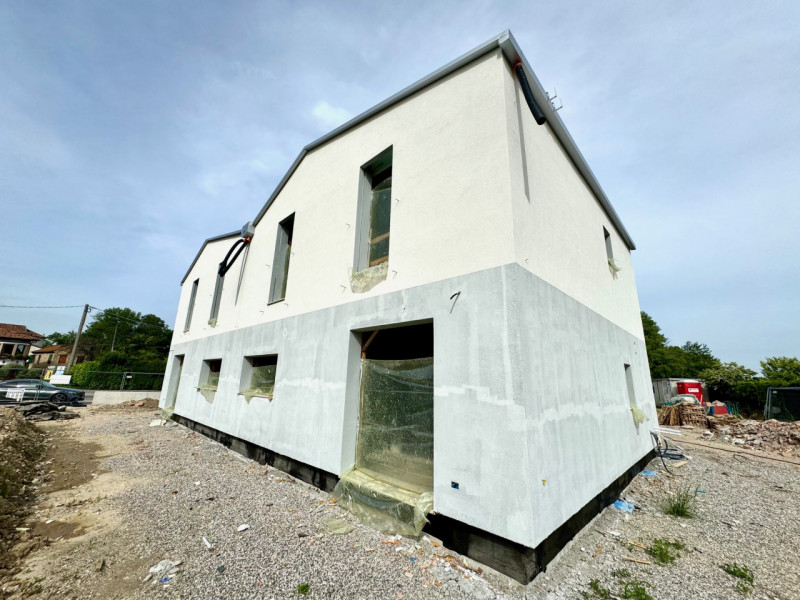 In posizione centrale a Cessalto (TV) proponiamo bifamiliare di nuova costruzione con consegna en...