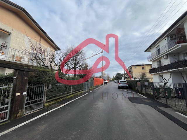 Limena (Centro): in zona centrale, porzione di bifamiliare.
Piano Terra: ingresso, ampio soggiorn...