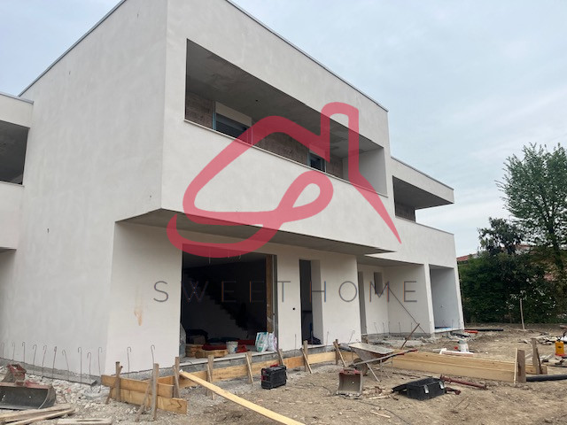 Limena (Centro): in zona centrale, porzione di bifamiliare.
Piano Terra: ingresso, ampio soggiorn...