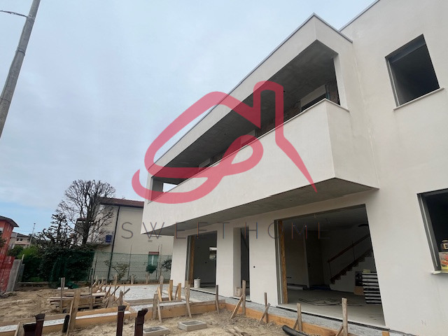 Limena (Centro): in zona centrale, porzione di bifamiliare.
Piano Terra: ingresso, ampio soggiorn...