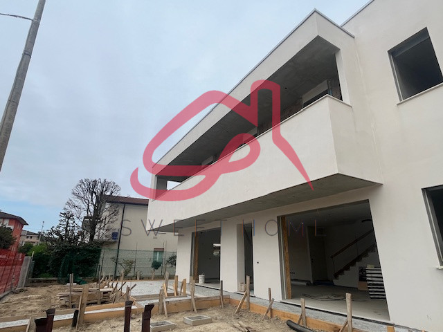 Limena (Centro): in zona centrale, porzione di bifamiliare.
Piano Terra: ingresso, ampio soggiorn...