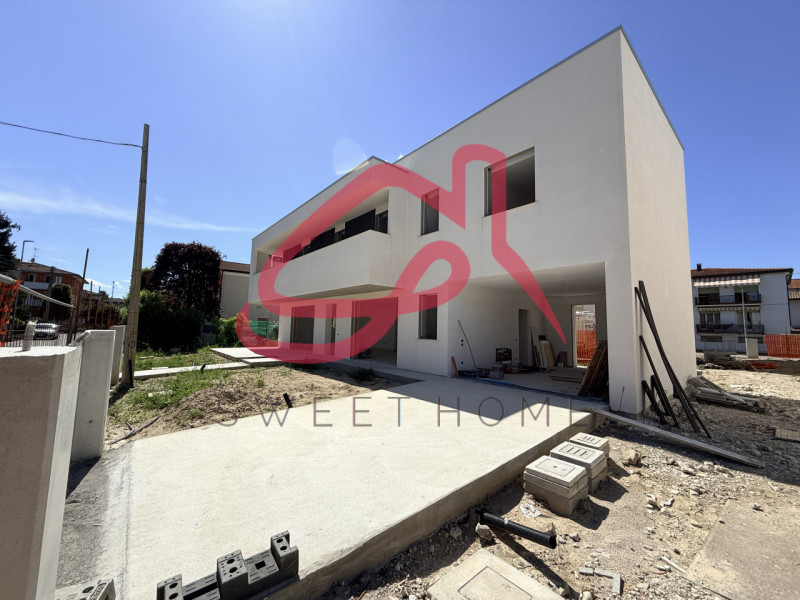 Limena (Centro): in zona centrale, casa singola.
Piano Terra: ingresso, ampio soggiorno con angol...