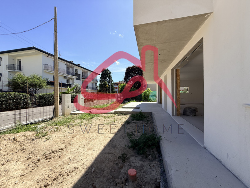 Limena (Centro): in zona centrale, casa singola.
Piano Terra: ingresso, ampio soggiorno con angol...