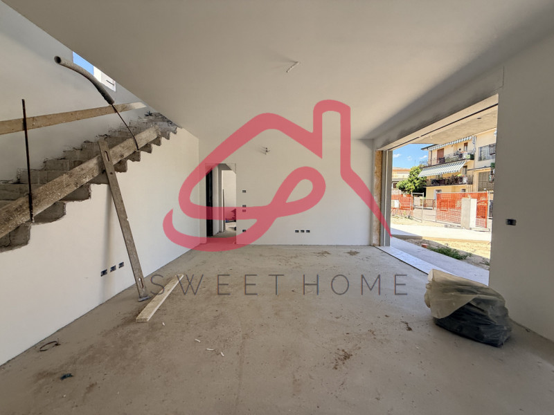 Limena (Centro): in zona centrale, casa singola.
Piano Terra: ingresso, ampio soggiorno con angol...