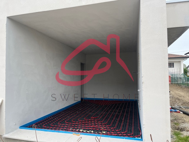 Limena (Centro): in zona centrale, casa singola.
Piano Terra: ingresso, ampio soggiorno con angol...