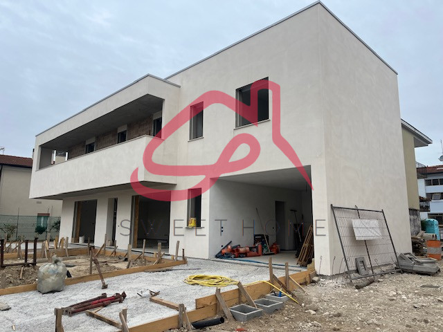 Limena (Centro): in zona centrale, casa singola.
Piano Terra: ingresso, ampio soggiorno con angol...