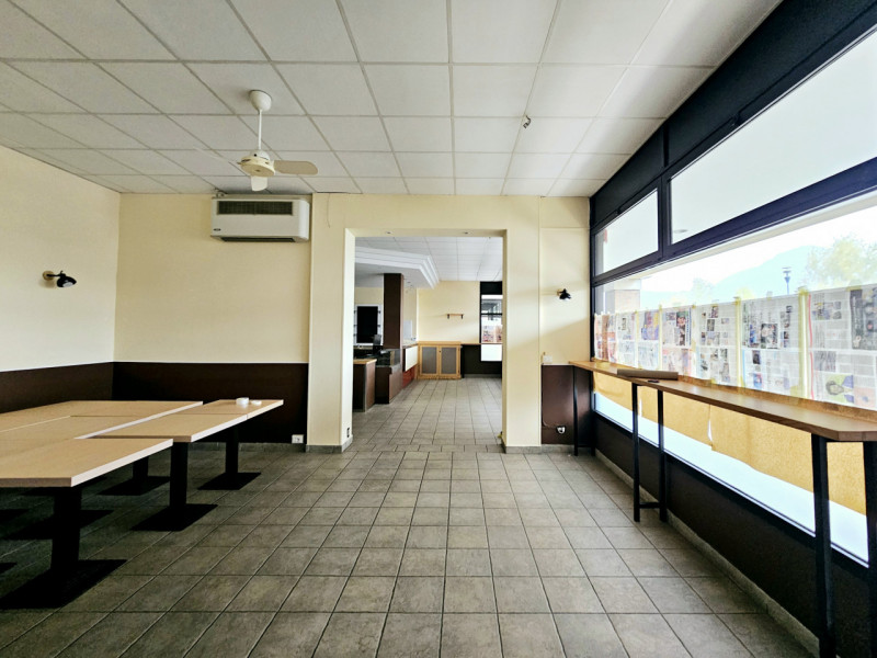 A Este proponiamo spazioso locale commerciale in affitto. Questo immobile, precedentemente destin...