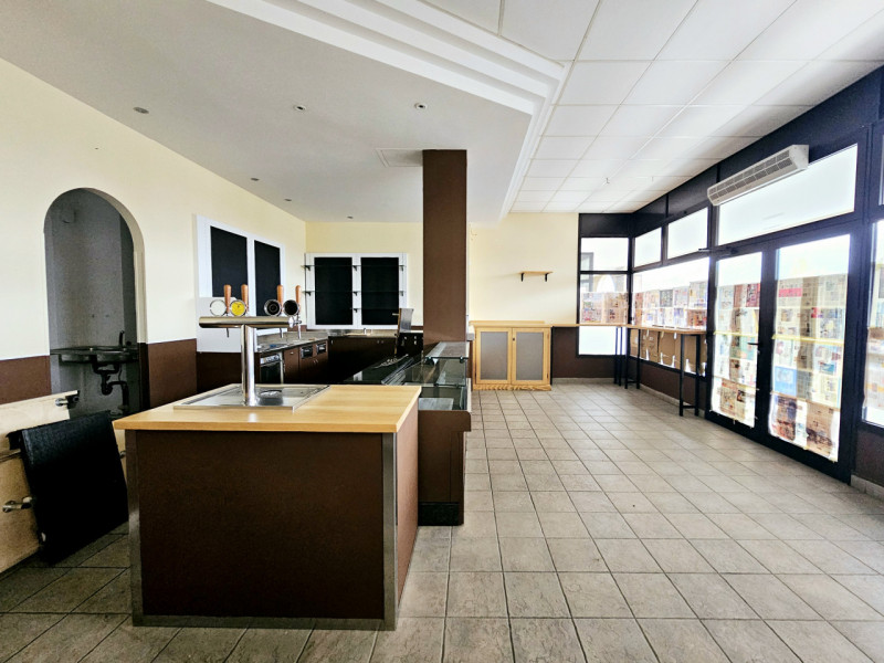 A Este proponiamo spazioso locale commerciale in affitto. Questo immobile, precedentemente destin...