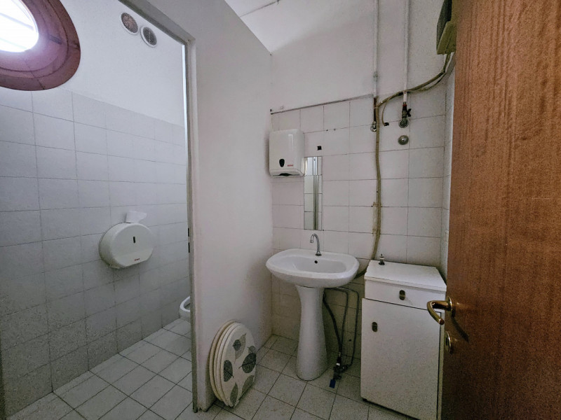 A Este proponiamo spazioso locale commerciale in affitto. Questo immobile, precedentemente destin...