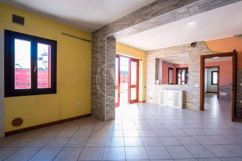 Se desideri avere una zona giorno di 50mq, questo immobile è perfetto per te.

La casa gode di tr...