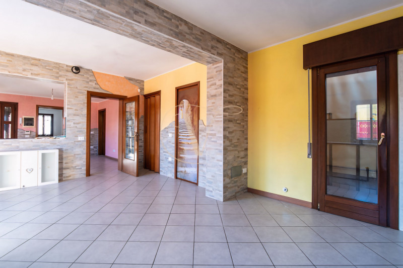 Se desideri avere una zona giorno di 50mq, questo immobile è perfetto per te.

La casa gode di tr...