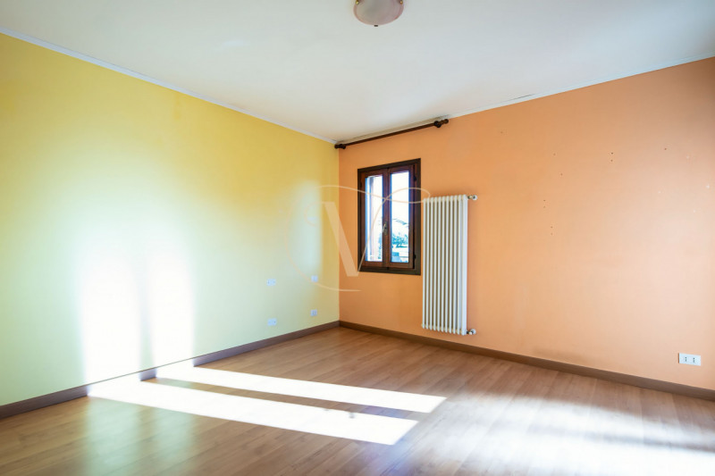 Se desideri avere una zona giorno di 50mq, questo immobile è perfetto per te.

La casa gode di tr...