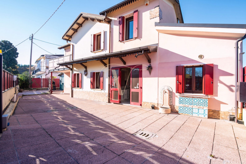 Se desideri avere una zona giorno di 50mq, questo immobile è perfetto per te.

La casa gode di tr...