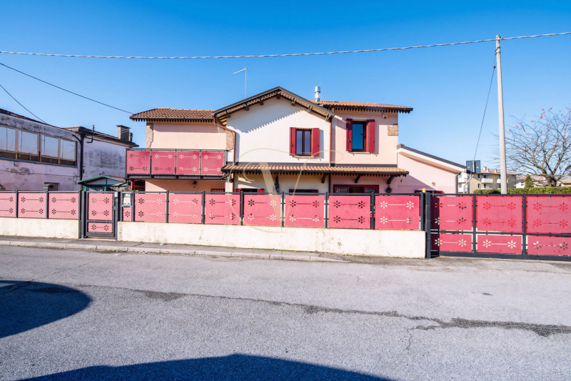 Se desideri avere una zona giorno di 50mq, questo immobile è perfetto per te.

La casa gode di tr...