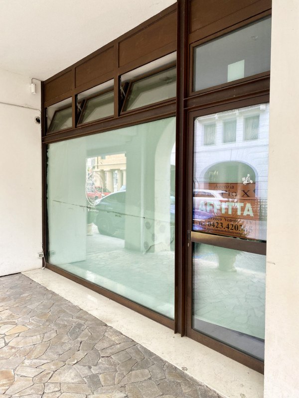 All'interno della antiche mura cittadine proponiamo in locazione un locale commerciale di 90 mq.
...