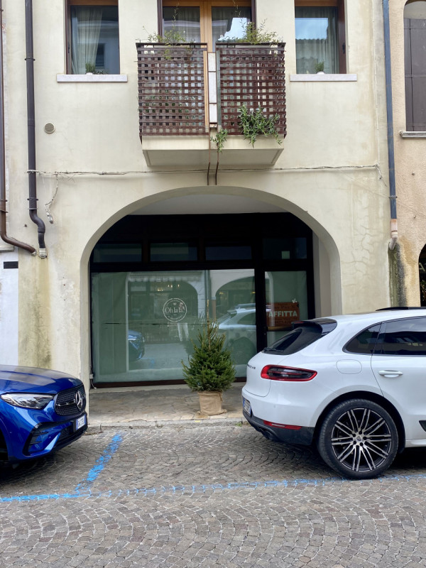 All'interno della antiche mura cittadine proponiamo in locazione un locale commerciale di 90 mq.
...
