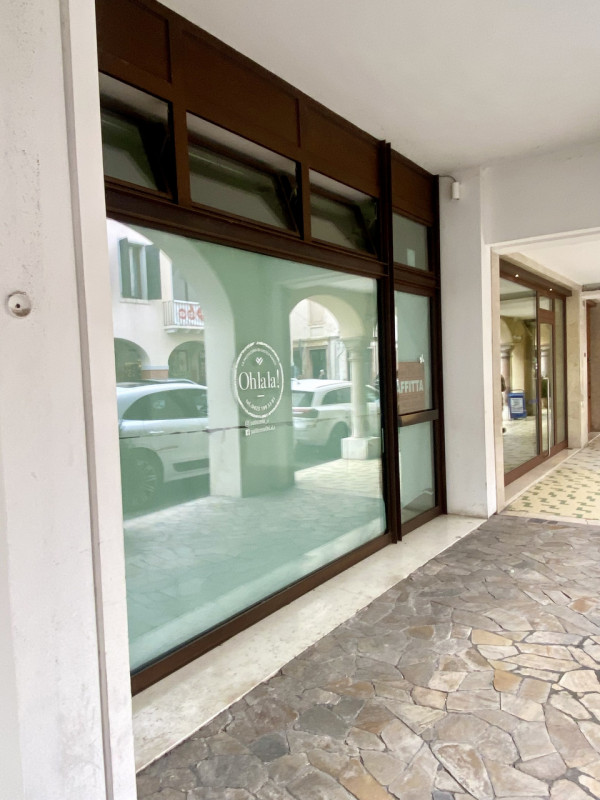 All'interno della antiche mura cittadine proponiamo in locazione un locale commerciale di 90 mq.
...