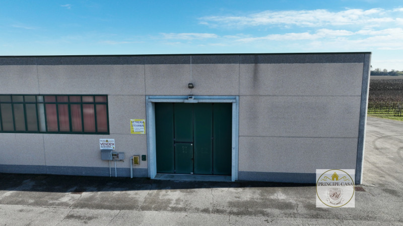 Riferimento immobile:CAP04 

A Casale di Scodosia nelle vicinanze del centro proponiamo capannone...