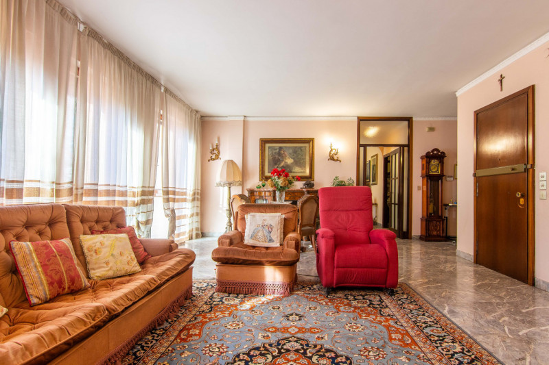 In via Nazareth, proponiamo appartamento unico nel suo genere, inserito in contesto verdeggiante ...