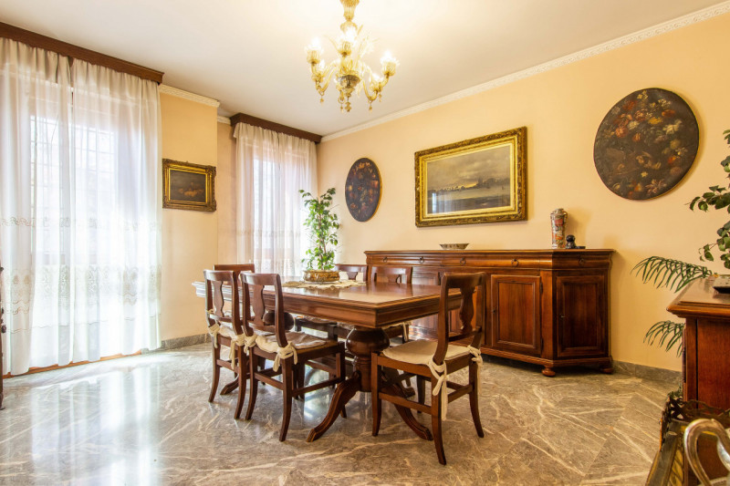 In via Nazareth, proponiamo appartamento unico nel suo genere, inserito in contesto verdeggiante ...