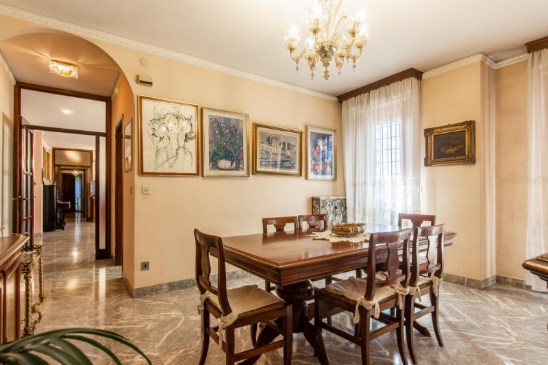 In via Nazareth, proponiamo appartamento unico nel suo genere, inserito in contesto verdeggiante ...