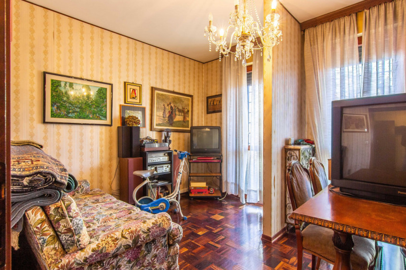 In via Nazareth, proponiamo appartamento unico nel suo genere, inserito in contesto verdeggiante ...