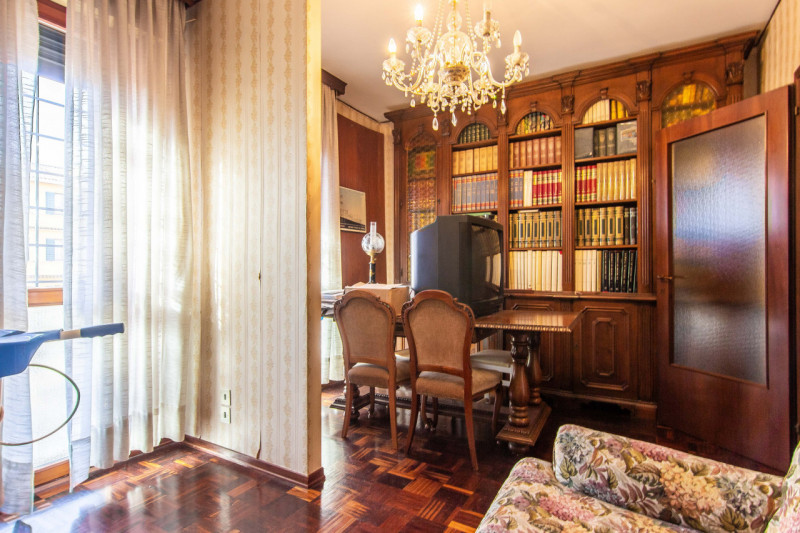 In via Nazareth, proponiamo appartamento unico nel suo genere, inserito in contesto verdeggiante ...