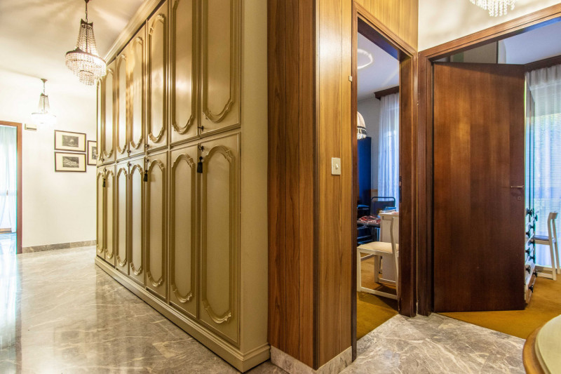 In via Nazareth, proponiamo appartamento unico nel suo genere, inserito in contesto verdeggiante ...