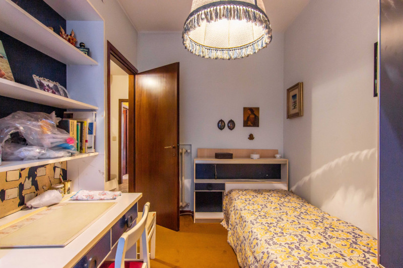 In via Nazareth, proponiamo appartamento unico nel suo genere, inserito in contesto verdeggiante ...