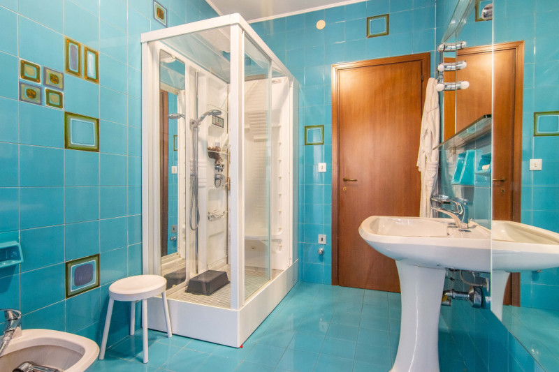 In via Nazareth, proponiamo appartamento unico nel suo genere, inserito in contesto verdeggiante ...