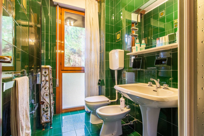 In via Nazareth, proponiamo appartamento unico nel suo genere, inserito in contesto verdeggiante ...