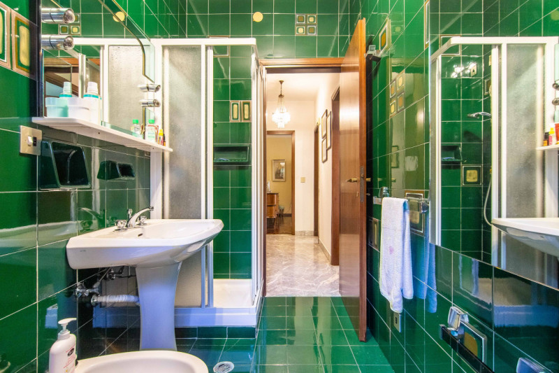 In via Nazareth, proponiamo appartamento unico nel suo genere, inserito in contesto verdeggiante ...