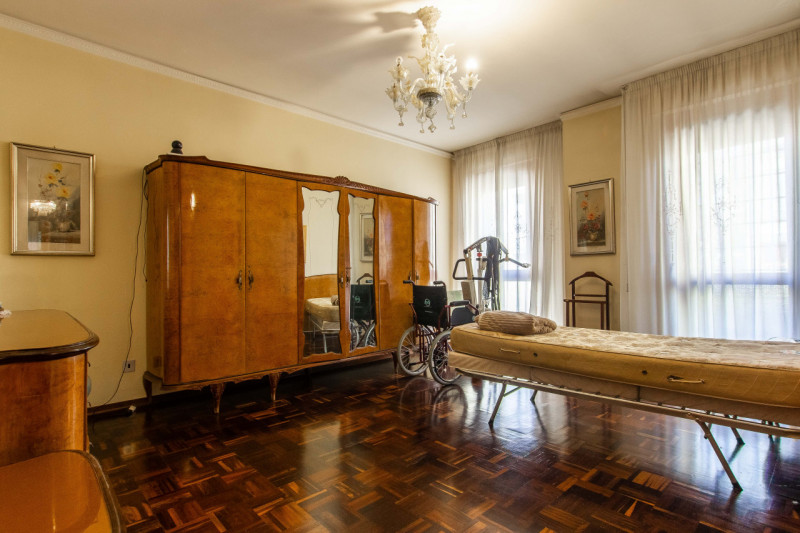 In via Nazareth, proponiamo appartamento unico nel suo genere, inserito in contesto verdeggiante ...