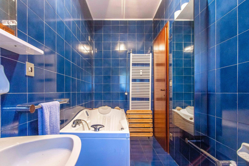 In via Nazareth, proponiamo appartamento unico nel suo genere, inserito in contesto verdeggiante ...