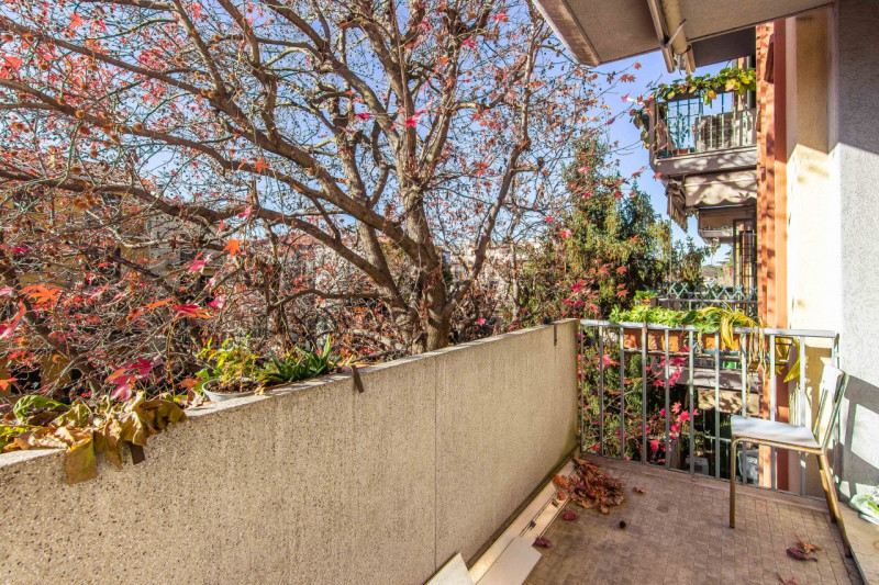 In via Nazareth, proponiamo appartamento unico nel suo genere, inserito in contesto verdeggiante ...