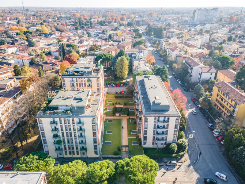 In via Nazareth, proponiamo appartamento unico nel suo genere, inserito in contesto verdeggiante ...