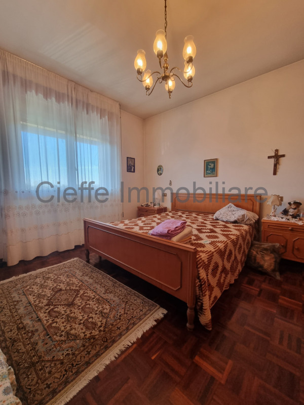 Scopri questo appartamento situato al 2° piano, NO ascensore, superficie generosa. Questa proprie...