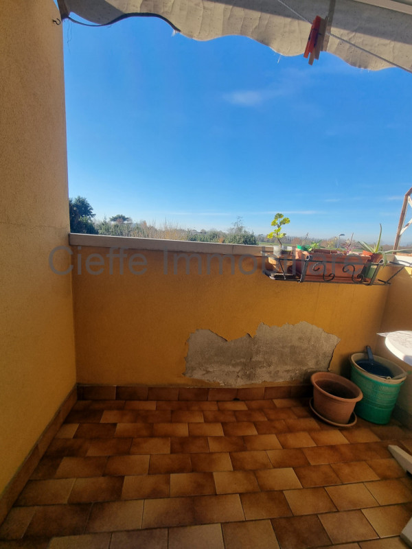 Scopri questo appartamento situato al 2° piano, NO ascensore, superficie generosa. Questa proprie...