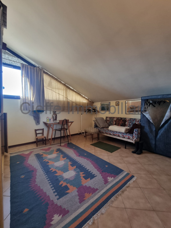 Scopri questo appartamento situato al 2° piano, NO ascensore, superficie generosa. Questa proprie...