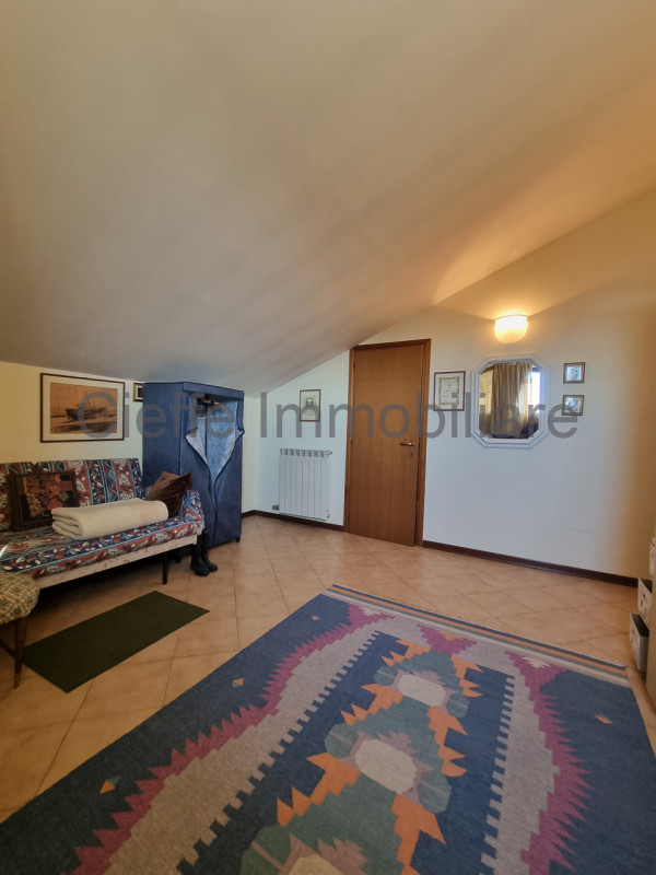 Scopri questo appartamento situato al 2° piano, NO ascensore, superficie generosa. Questa proprie...