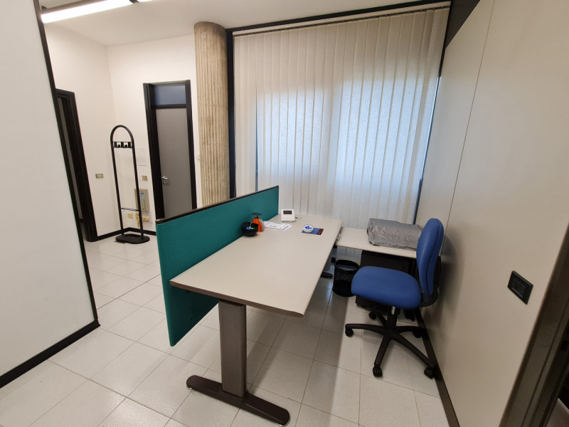 L’ufficio è situato in zona commerciale a Padova e si colloca al primo piano di una palazzina car...